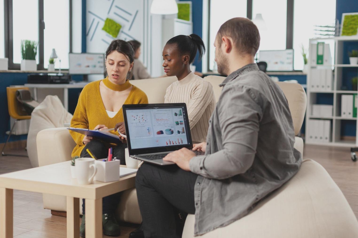 Студенты и преподаватели во время практического занятия по анализу инфляционных рисков